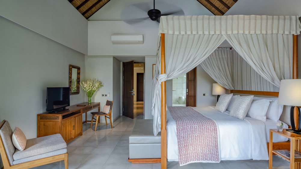 Seseh Beach Villa II - Four-poster king bed